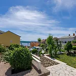 Beschauliches Mit Mediterraner Terrasse, Grillplatz, Parkplatz, Klima, Wifi Apartman Crikvenica