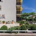 Apartman Beschauliches Mit Mediterraner Terrasse, Grillplatz, Parkplatz, Klima, Wifi Crikvenica