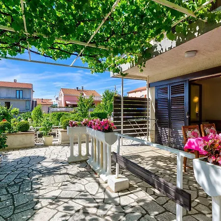 Beschauliches Mit Mediterraner Terrasse, Grillplatz, Parkplatz, Klima, Wifi דירה קריקווניצה