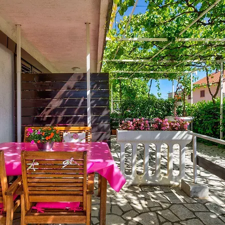 Beschauliches Mit Mediterraner Terrasse, Grillplatz, Parkplatz, Klima, Wifi Crikvenica