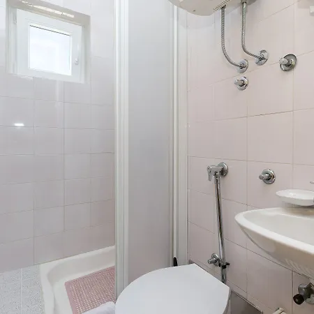 Apartment Beschauliches Mit Mediterraner Terrasse, Grillplatz, Parkplatz, Klima, Wifi Crikvenica