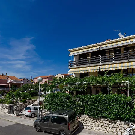 Beschauliches Mit Mediterraner Terrasse, Grillplatz, Parkplatz, Klima, Wifi Apartman