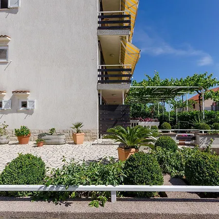 Apartman Beschauliches Mit Mediterraner Terrasse, Grillplatz, Parkplatz, Klima, Wifi Crikvenica