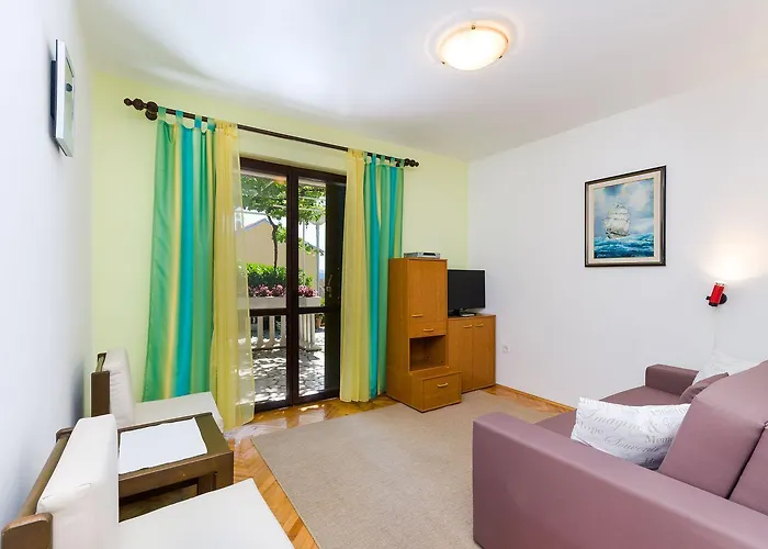 דירה Beschauliches Mit Mediterraner Terrasse, Grillplatz, Parkplatz, Klima, Wifi קריקווניצה