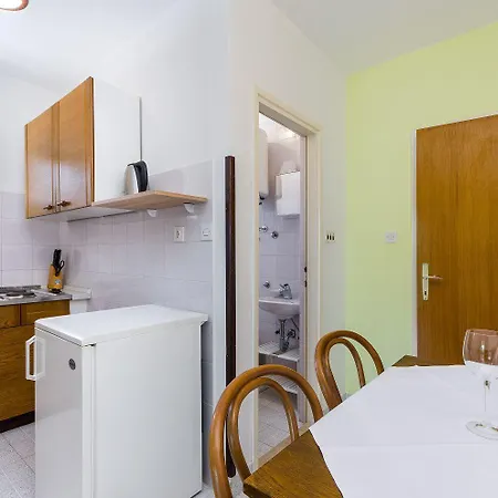 Beschauliches Mit Mediterraner Terrasse, Grillplatz, Parkplatz, Klima, Wifi Apartment Crikvenica