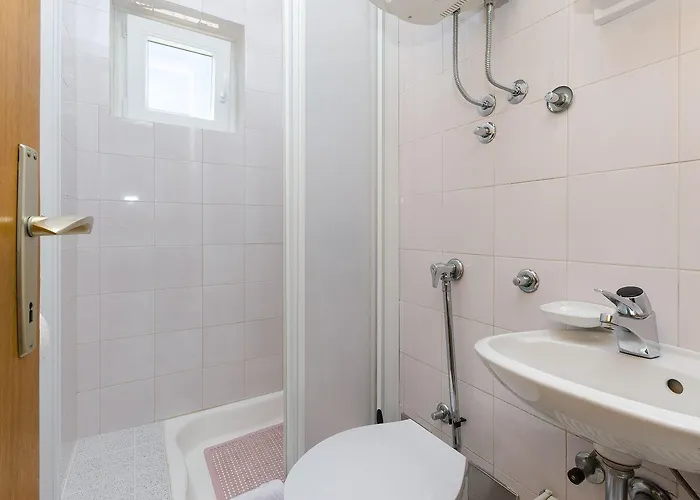 Apartment Beschauliches Mit Mediterraner Terrasse, Grillplatz, Parkplatz, Klima, Wifi Crikvenica